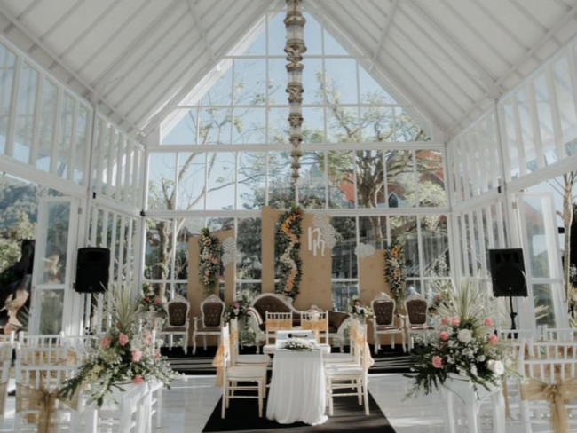 Garden party denga latar belakang chapel di Royal Orchids Garden Hotel & Condominium. (Foto: Instagram @royaltulipechapel)