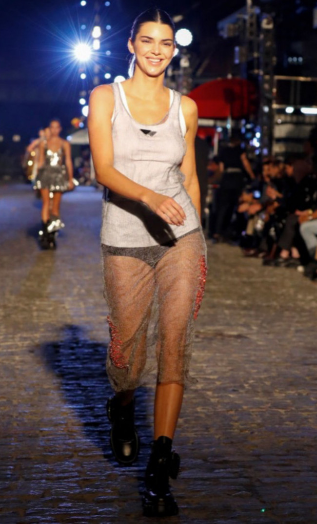Kendall Jenner dengan dress transparan. (Foto: JP Yim/Getty Images)