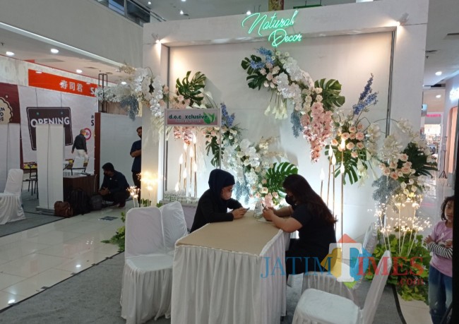 Salah satu booth yang ada di The Wedding Expo Millenial JatimTIMES 2022 (foto: Hendra Saputra/JatimTIMES) 