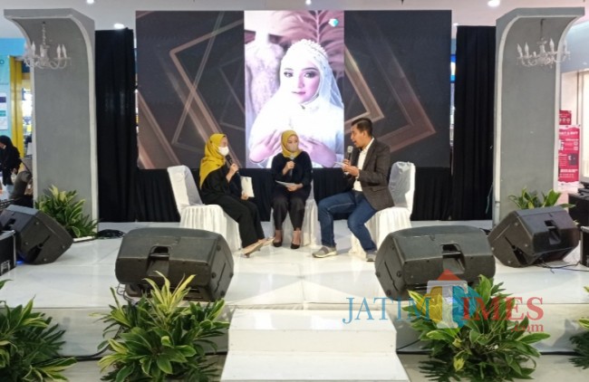 Yana Wedding Beauty Care saat talkshow (foto: Hendra Saputra/JatimTIMES) 