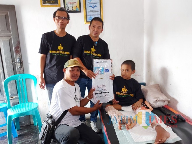 Penyerahan bantuan.