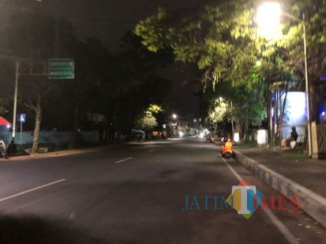 Kondisi Jalan Surabaya pasca heboh orang lakukan percobaan bunuh diri (foto: Hendra Saputra/JatimTIMES) 