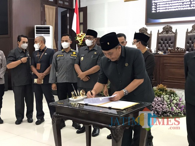 Ketua DPRD Kota Malang I Made Riandiana Kartika tandatangan.