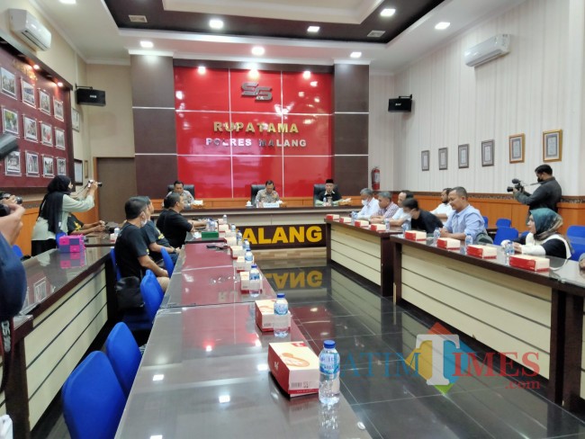 Suasana audiensi Rumah Sedekah NU bersama Kapolres Malang, AKBP Ferli Hidayat.(Foto: Riski Wijaya/MalangTIMES).