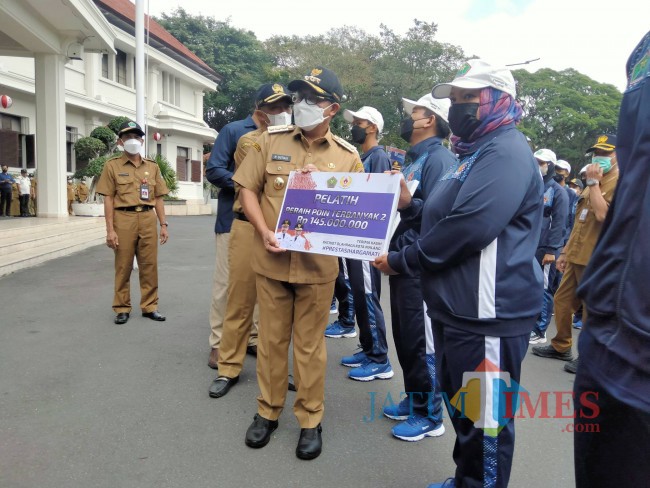 Walikota Malang, Sutiaji memberikan bonus kepada pelatih peraih poin terbanyak.(Foto: Riski Wijaya/MalangTIMES).