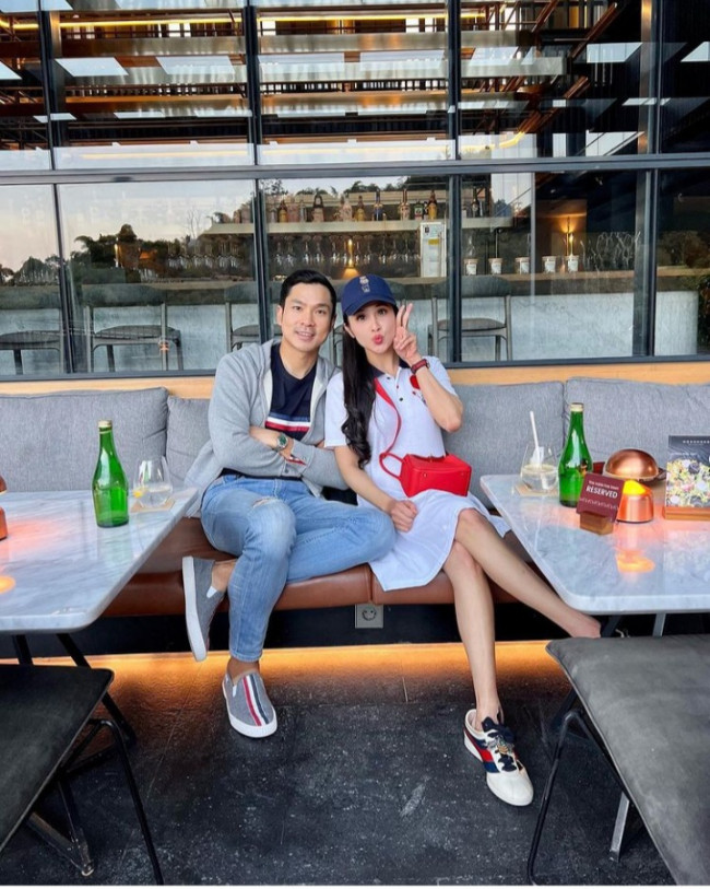 Sandra Dewi dan Suami (foto dari Instagram @sandradewi88)