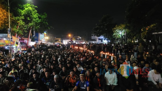 Ratusan warga berdoa bersama dan salat ghaib tepat di depan kawasan Plaza Kota Batu, Minggu (2/10/2022). (Foto: Irsya Richa/MalangTIMES)