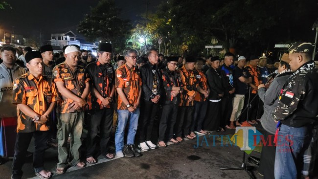 Ratusan warga berdoa bersama dan salat ghaib tepat di depan kawasan Plaza Kota Batu, Minggu (2/10/2022). (Foto: Irsya Richa/MalangTIMES)