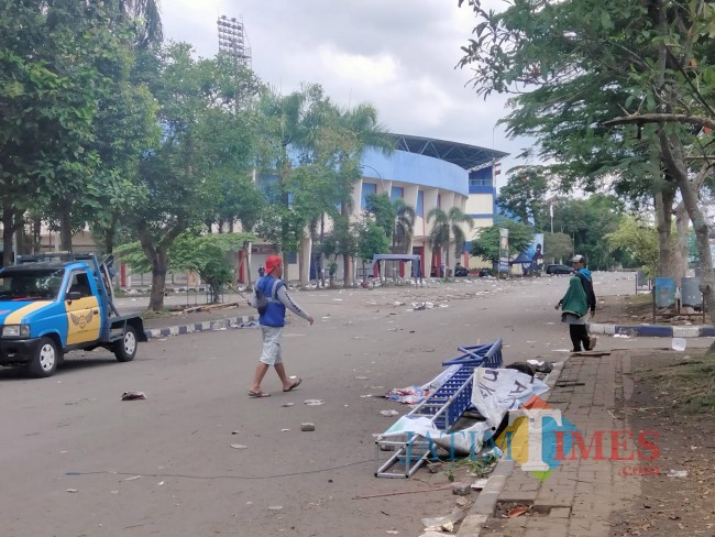 Suasana Stadion Kanjuruhan pada Minggu (2/10/2022) pasca kisruh Sabtu (1/10/2022) malam.(Foto: Riski Wijaya/MalangTIMES).