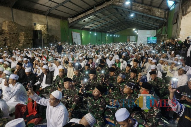 Aksi flash mob yang dilakukan oleh jamaah Sholawat pada Selasa (4/10/2022) malam.(Foto: Ahmad Amin/MalangTIMES).