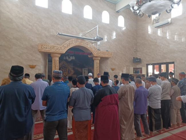 Salat gaib yang digelar di Masjid Abdullah (foto: istimewa) 