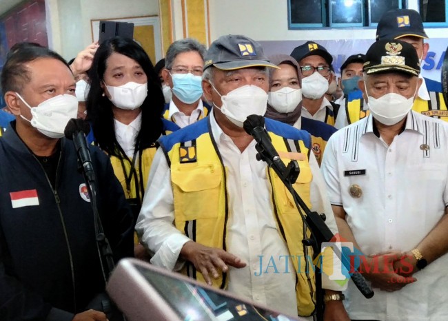 Menteri PUPR, Basuki Hadimuljono (tengah) didampingi Bupati Malang HM. Sanusi dan Menpora Zainudin Amali.(Foto: Riski Wijaya/MalangTIMES).