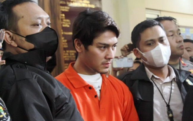 Rizky Billar menggunakan baju tahanan
