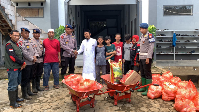 Anggota lintas komunitas saat memanen sayur di area pertanian Dusun Junggo, Desa Tulungrejo, Kecamatan Bumiaji, Kota Batu, Sabtu (15/10/2022).