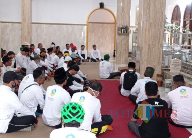 Momen ziarah ulama oleh peserta gowes ziarah ulama (foto: Hendra Saputra/JatimTIMES) 