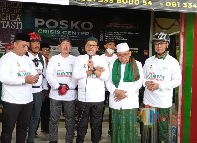 Wali Kota Malang Drs Sutiaji bersama pengurus PCNU Kota Malang sebelum berangkat gowes ziarah ulama (foto: Hendra Saputra/JatimTIMES) 