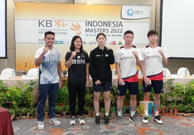 Pebulutangkis dari Indonesia, Korea Selatan dan China saat berfoto bersama (foto: Hendra Saputra/JatimTIMES)