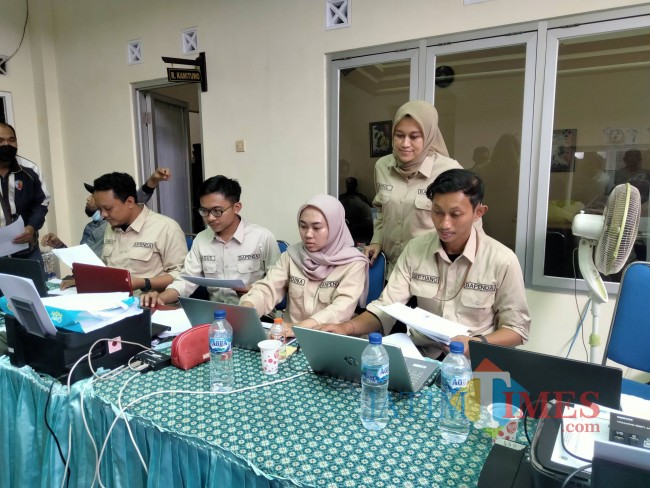 Kabid PBB Bapenda Kabupaten Malang, Nurul Hayati meninjau pelayanan BMW di Desa Ngijo.(Foto: Riski Wijaya/MalangTIMES).