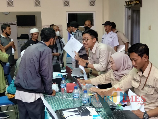 Proses pelayanan pajak di Desa Ngijo, Karangploso.(Foto: Riski Wijaya/MalangTIMES).