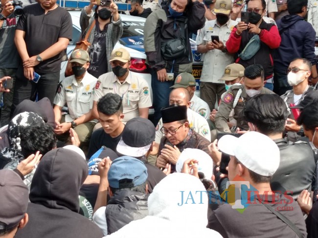 Wali Kota Malang Sutiaji memimpin doa bersama.