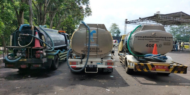 Truk tangki Perumda Air Minum Tugu Tirta Kota Malang.