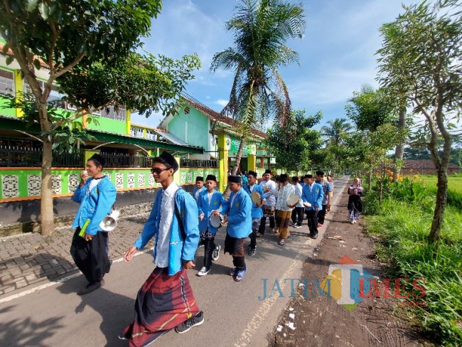 Kirab MTsN 2 Kota Malang. 