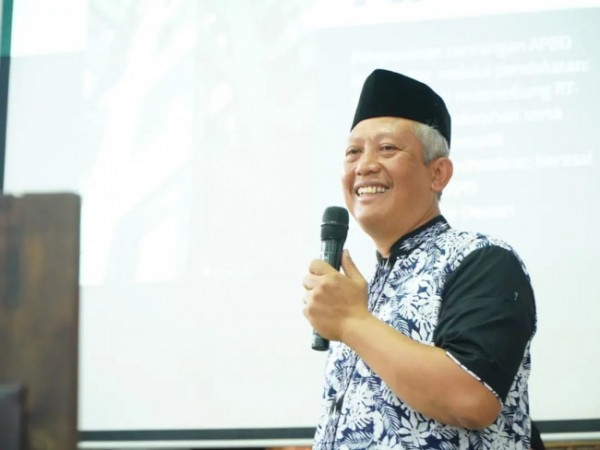 Wakil Ketua II DPRD Kota Malang dari Fraksi PKS, yakni Asmualik, saat menjadi narasumber dalam kegiatan legislatif corner di Gedung DPRD Kota Malang, Sabtu (21/10/2022). (Foto: Dok. Humas Fraksi PKS DPRD Kota Malang for JatimTIMES)