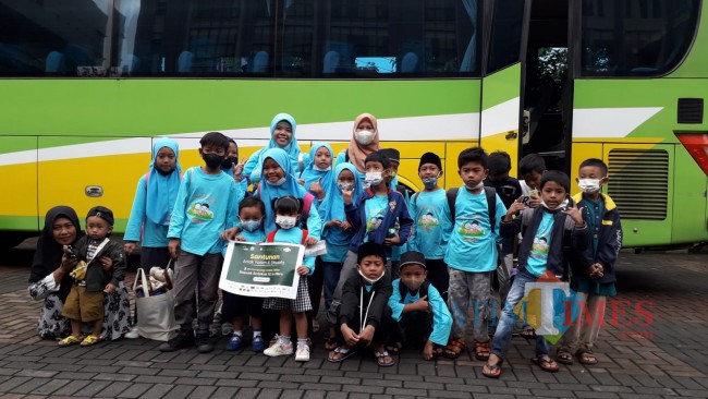 Anak yatim piatu saat bersiap menunggu keberangkatan ke Kampung Cokelat (foto: Rumah Sedekah NU for JatimTIMES)