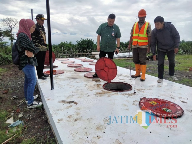 Kepala DPKPCK Kabupaten Malang, Budiar Anwar saat meninjau lokasi IPAL Komunal di Desa Gadingkulon Kecamatan Dau.(Foto: Riski Wijaya/MalangTIMES).