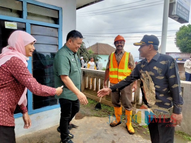 Kepala DPKPCK Kabupaten Malang, Budiar Anwar saat meninjau lokasi IPAL Komunal di Desa Gadingkulon Kecamatan Dau.(Foto: Riski Wijaya/MalangTIMES).