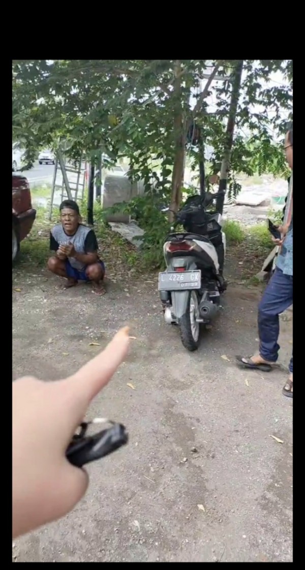 Kejadian maling ketinggalan motor di Surabaya (foto: Tiktok @dj_megakatty)