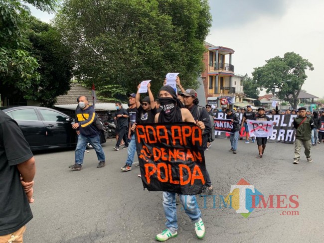 Aremania dan Arek Malang saat long march dalam aksi damai di Kota Batu, Selasa (1/11/2022). (Foto: Irsya Richa/MalangTIMES)