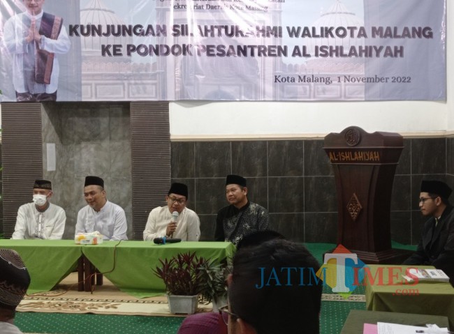 Wali Kota Malang Drs Sutiaji saat menberikan sambutan di Ponpes Al Ishlahiyah (foto: Hendra Saputra/JatimTIMES) 