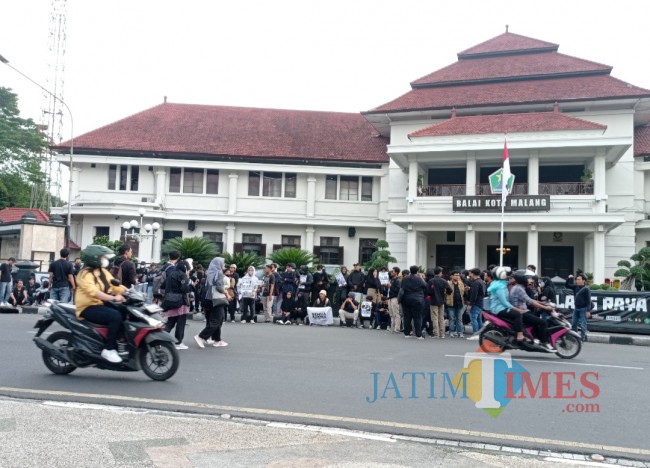 Aksi Kamisan Malang yang tidak menganggu aktivitas jalan raya (foto: Hendra Saputra/JatimTIMES) 