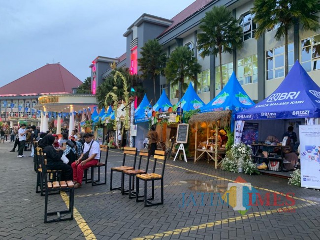 Batu Street Food & Culinary Festival langsung dibuka oleh Ketua TP PKK Jawa Timur Arumi Bachsin dengan dipukulnya gong, Jumat (11/11/2022).