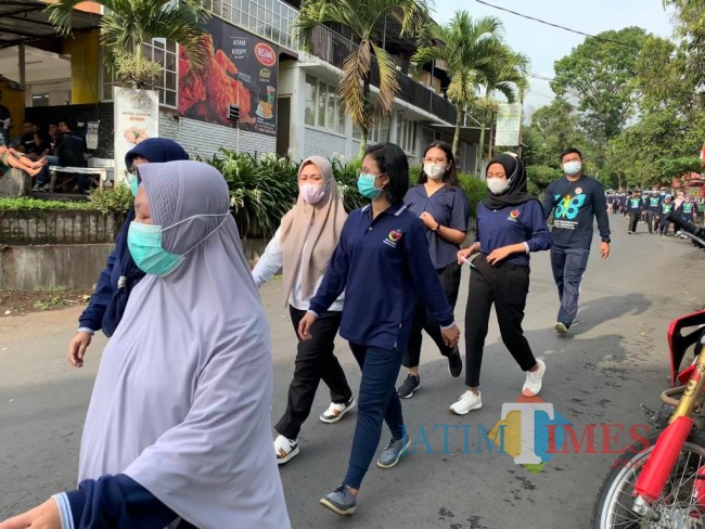 Peringati HKN ke-58, Staf dan Karyawan RSUD Karsa Husada Kota Batu Semangat Jalan Sehat