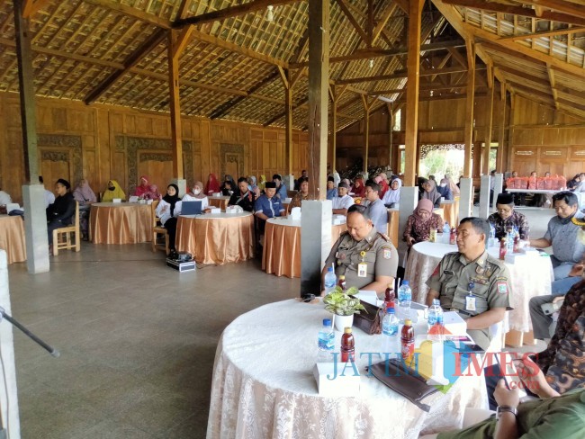 Peserta sosialisasi dalam Peningkatan Kesadaran Masyarakat terhadap Peredaran Rokok Ilegal dan Cukai Ilegal.(Foto: Riski Wijaya/MalangTIMES).