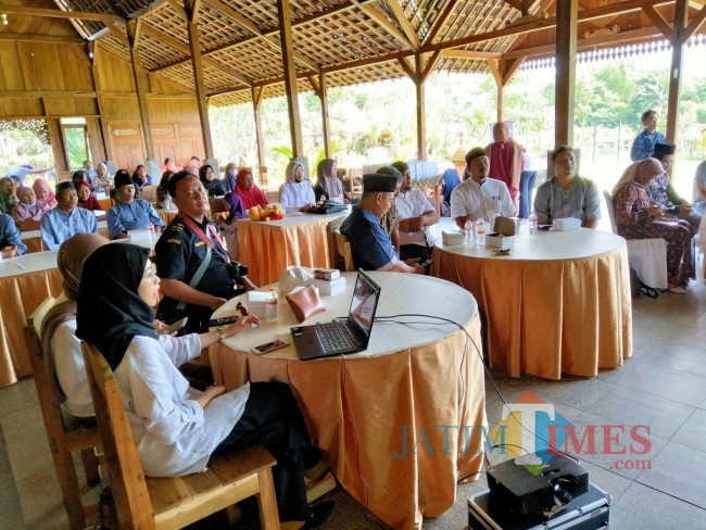 Peserta sosialisasi dalam Peningkatan Kesadaran Masyarakat terhadap Peredaran Rokok Ilegal dan Cukai Ilegal.(Foto: Riski Wijaya/MalangTIMES).