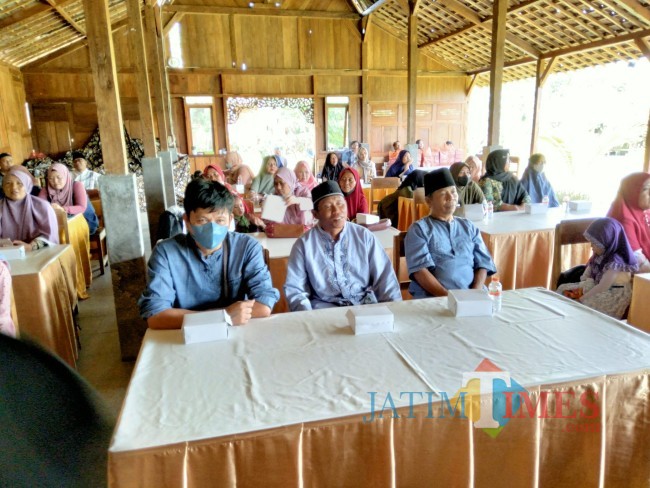 Peserta sosialisasi dalam Peningkatan Kesadaran Masyarakat terhadap Peredaran Rokok Ilegal dan Cukai Ilegal.(Foto: Riski Wijaya/MalangTIMES).