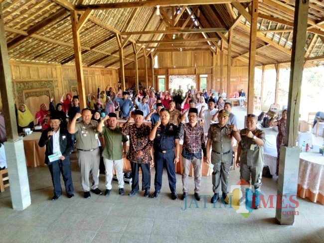 Satpol PP Kabupaten Malang bersama KPPBC Tipe Madya Malang dan JatimTIMES dalam kegiatan sosialisasi di bidang cukai.(Foto: Riski Wijaya/MalangTIMES).