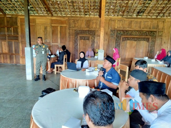 Warga Desa Mulyoagung, Ary Sandi saat menyampaikan pertanyaan soal perlindungan bagi pelapor peredaran rokok ilegal.(Foto: Riski Wijaya/MalangTIMES).
