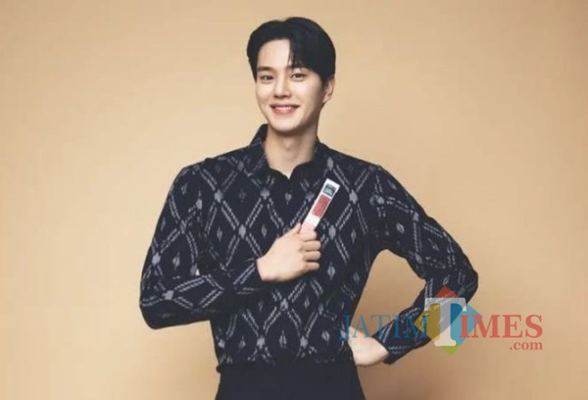 Artis Korea memakai kain tenun ikat Bamdar Kota Kediri. (Foto: istimewa)