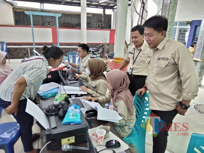 Kepala Bapenda Kabupaten Malang Made Arya Wedantara saat meninjau pelaksanaan BMW.(Foto: Riski Wijaya/MalangTIMES). 