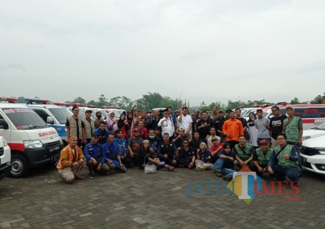 Foto bersama Rumah Sedekah NU bersama driver dan helper ambulance (foto: Hendra Saputra/JatimTIMES) 