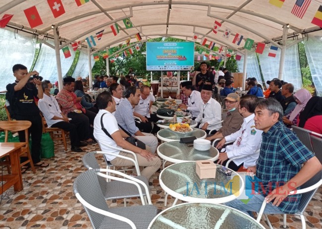 Jamuan yang diberikan Rumah Sedekah NU kepada driver dan helper ambulance di NK Cafe (foto: Hendra Saputra/JatimTIMES) 