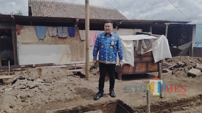 Kepala DPKPCK Kabupaten Malang Budiar Anwar meninjau pelaksanaan bedah rumah di Pujon.(Foto: Riski Wijaya/MalangTIMES).