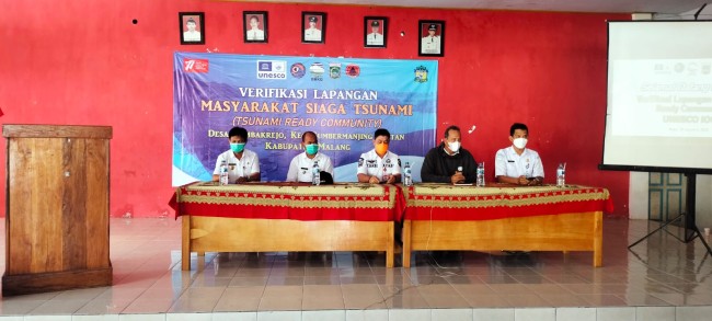 BPBD Kabupaten Malang bersama BMKG saat melakukan verifikasi lapangan ke masyarakat siaga bencana di Desa Tambakrejo.(Foto: BPBD Kabupaten Malang for JatimTIMES).