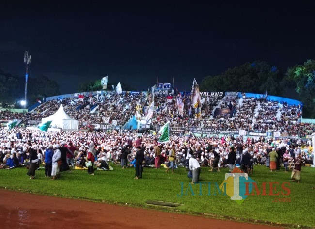 Ribuan jamaah yang ada pada majelis 'Malang Bersholawat' (foto: Hendra Saputra/JatimTIMES) 