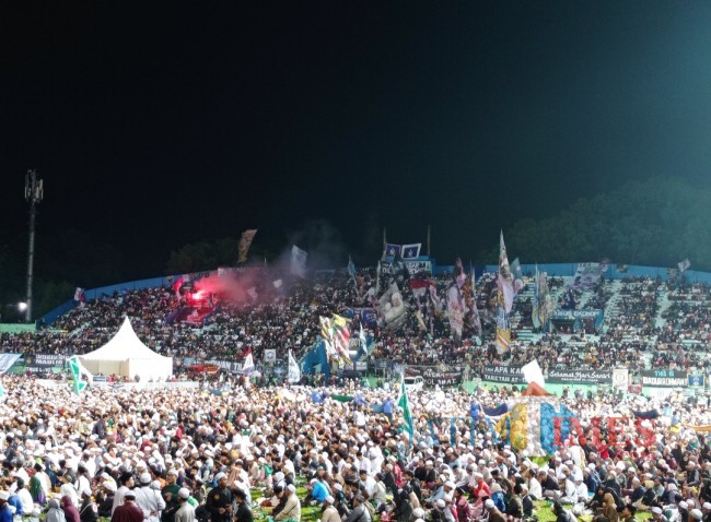 Ribuan jamaah yang ada pada majelis 'Malang Bersholawat' (foto: Hendra Saputra/JatimTIMES) 