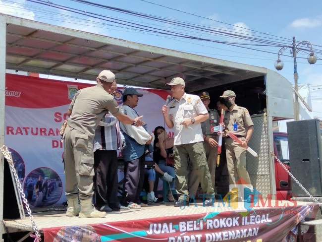 Kepala Satpol PP Kabupaten Malang Firmando Hasiholan Matondang saat menyampaikan materi ke salah satu pedagang.(Foto: Riski Wijaya/MalangTIMES).